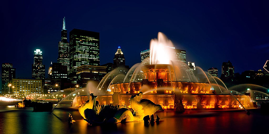 chicago-fountain-and-skyline-at-night